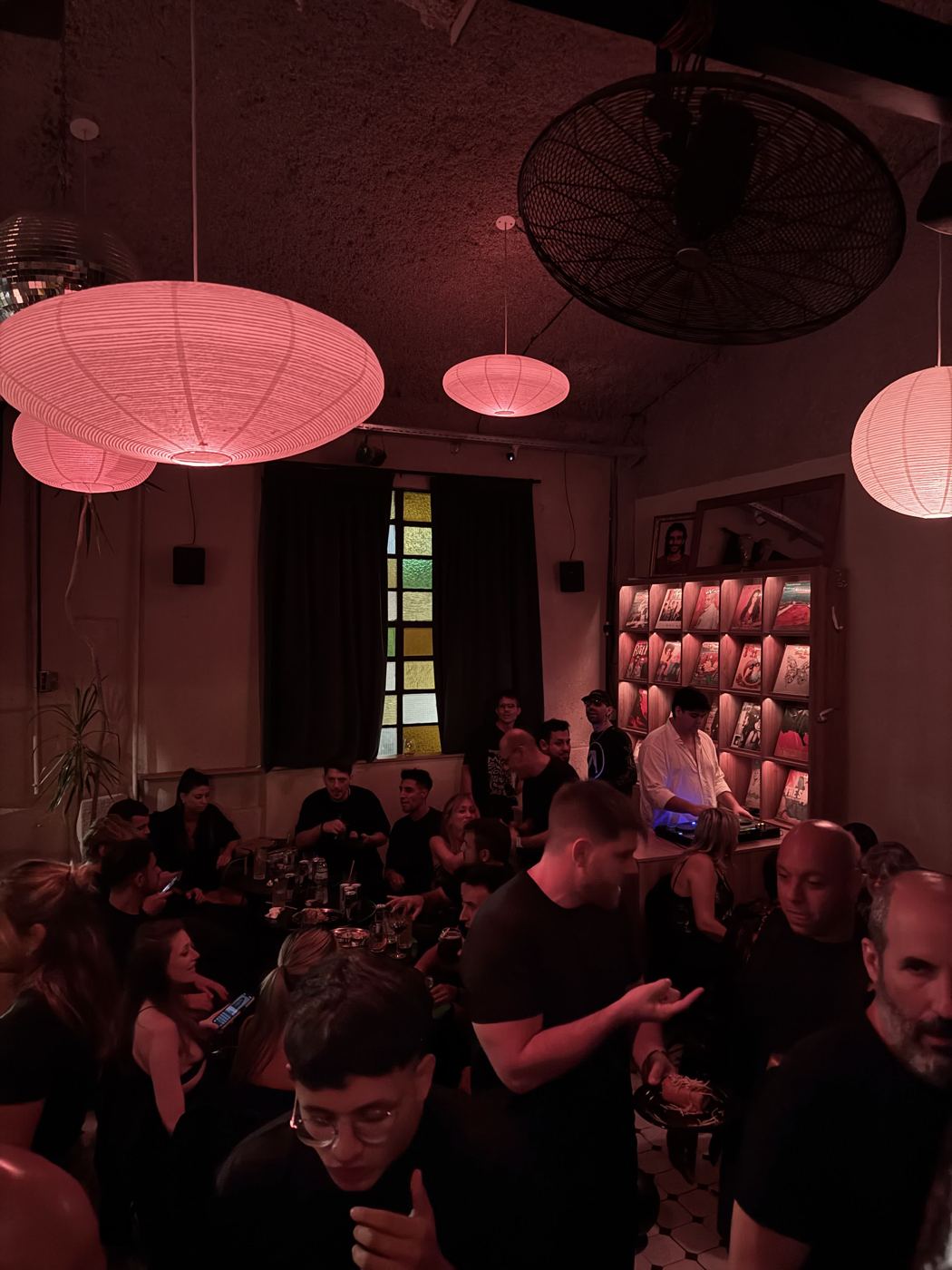 El salón lleno bajo los faroles